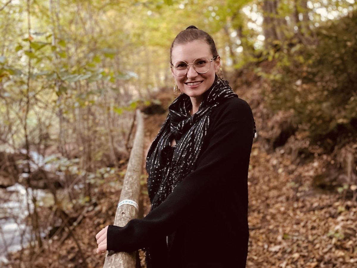 Marina Sophie Flasch beim Spaziergang im Wald